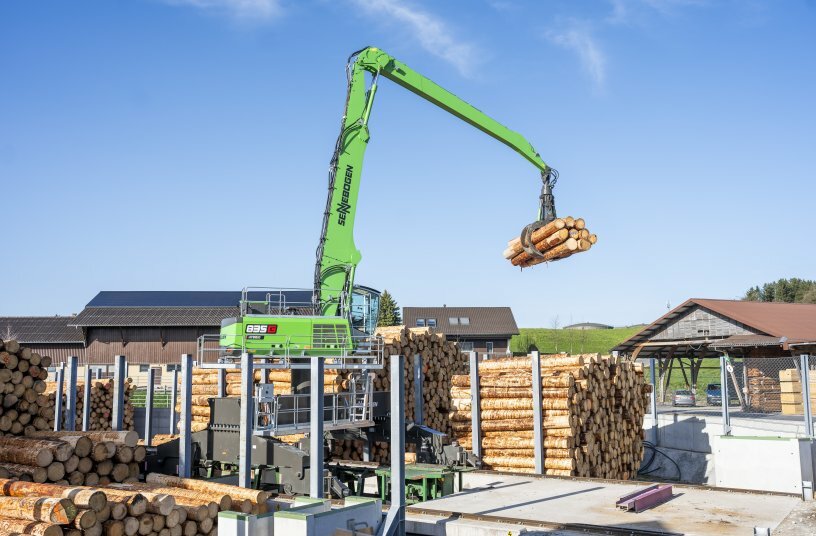 Flagship project in two stages: 40 m travel distance of the portal crane already successfully completed <br>IMAGE SOURCE: SENNEBOGEN Maschinenfabrik GmbH