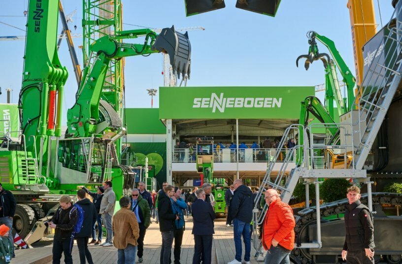 Mit einem großen, internationalen Team und insgesamt 10 Maschinenexponaten aus allen Anwendungsbereichen begrüßte SENNEBOGEN die vielen bauma-Messebesucher aus aller Welt.<br>BILDQUELLE: SENNEBOGEN Maschinenfabrik GmbH