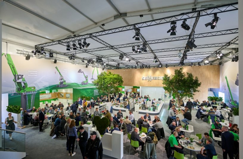 Hospitality and personal interaction are very important at the green heart of bauma.<br>IMAGE SOURCE: SENNEBOGEN Maschinenfabrik GmbH