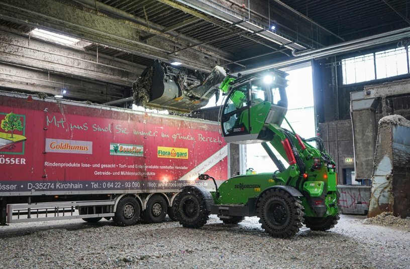 The telescopic arm of the SENNEBOGEN 360 G reaches deep into the truck to load secondary fuels efficiently and evenly.<br>IMAGE SOURCE: Sennebogen