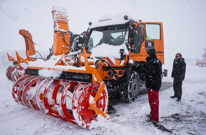 Mercedes-Benz Special Trucks developers help clear the Grossglockner High Alpine Road<br>IMAGE SOURCE: Daimler Truck AG