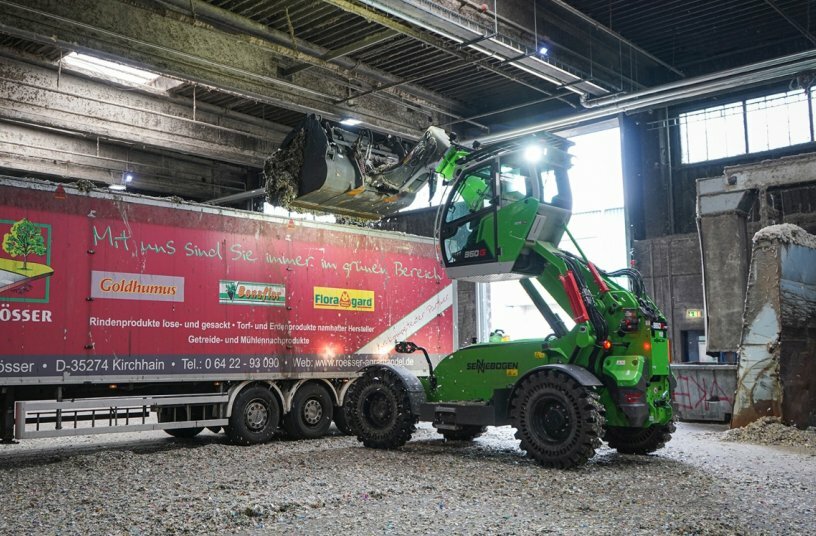 Der Teleskoparm des SENNEBOGEN 360 G reicht tief in den LKW, um die Sekundärbrennstoffe effizient und gleichmäßig zu verladen.<br>BILDQUELLE: Sennebogen