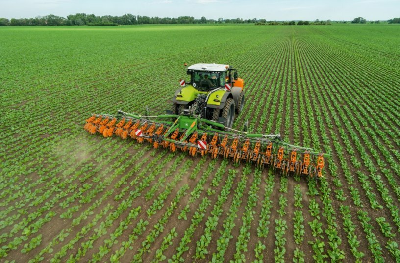 AMAZONE Venterra VR 4 for maximum impact on mechanical weed control<br>IMAGE SOURCE: AMAZONEN-WERKE H. DREYER SE & Co. KG
