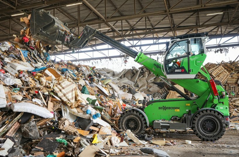 Die hochfahrbare Multicab des 360 G bietet dem Fahrer eine 360°-Rundumsicht.<br>BILDQUELLE: Sennebogen