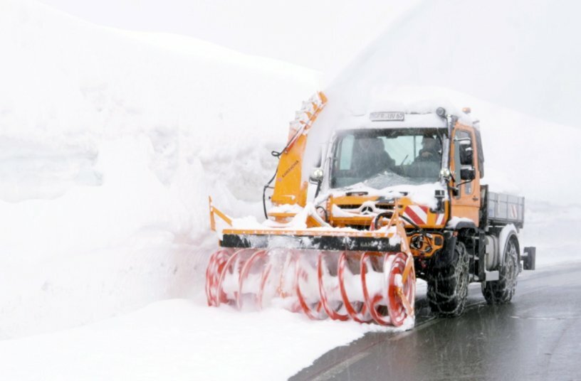  Mercedes-Benz Special Trucks developers help clear the Grossglockner High Alpine Road<br>IMAGE SOURCE: Daimler Truck AG