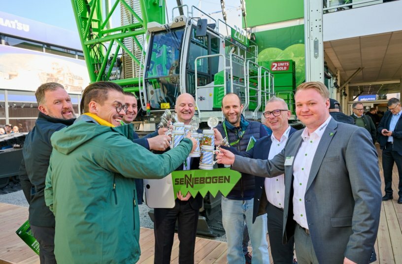 Hospitality and personal interaction are very important at the green heart of bauma.<br>IMAGE SOURCE: SENNEBOGEN Maschinenfabrik GmbH