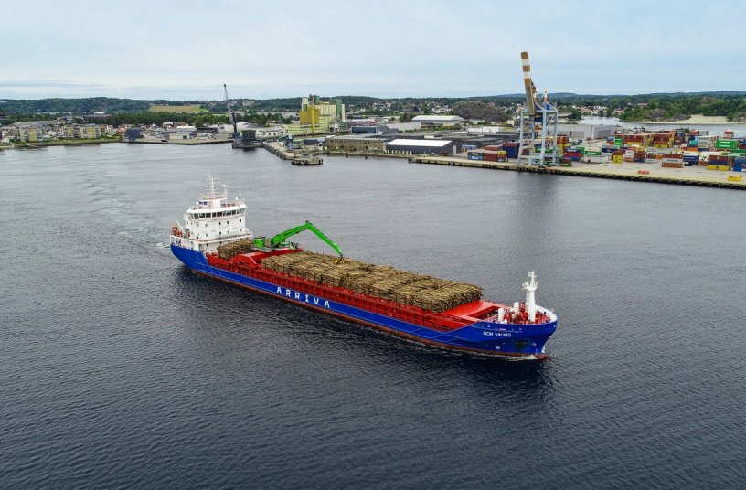 Eine besonders widerstandsfähige, seewasserbeständige Lackierung schützt sämtliche Komponenten des Umschlagbaggers vor Korrosion und sorgt für eine lange Lebensdauer bei rauen Offshore-Bedingungen.<br>BILDQUELLE: SENNEBOGEN Maschinenfabrik GmbH
