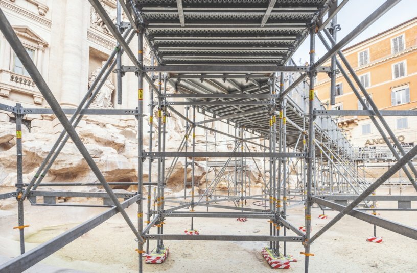 The scaffolding supports were placed on rubber pads and wooden boards to protect the vulnerable surface of the Trevi Fountain.<br>IMAGE SOURCE: PERI SE