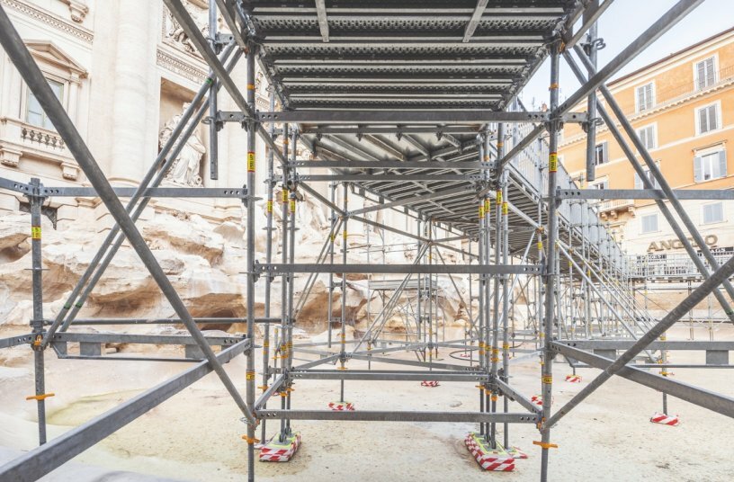 Die Gerüststützen wurden auf Gummiunterlagen und Holzbrettern platziert, um die empfindliche Oberfläche des Trevi-Brunnens zu schützen.<br>BILDQUELLE: PERI SE