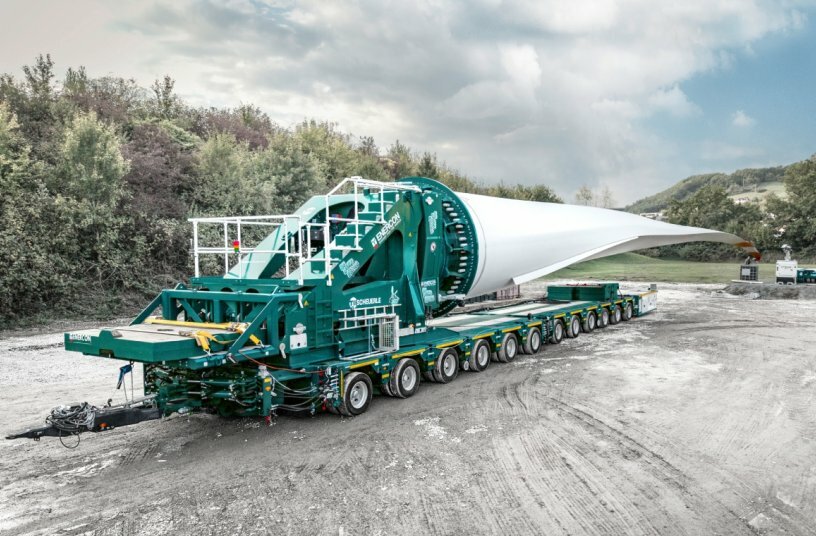 Der SCHEUERLE BladeLifter G4 im Einsatz für ENERCON: Der Transport der rund 68 Meter langen Rotorblätter führte über enge Wirtschaftswege und durch anspruchsvolles Gelände.<br>BILDQUELLE: TII Group