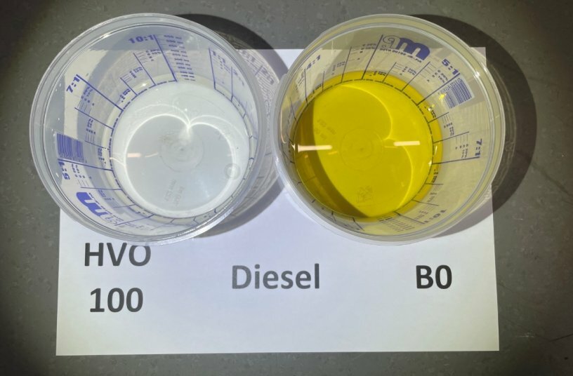 Vergleich HVO100 und B0-Diesel: HVO ist nicht nur komplett farblos, sondern zudem fast geruchslos.<br>BILDQUELLE: SENNEBOGEN Maschinenfabrik GmbH