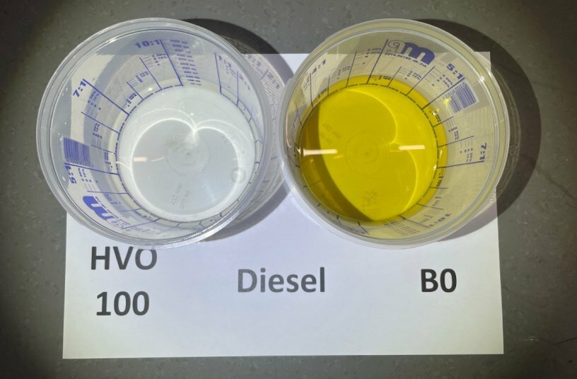 Comparison of HVO100 and B0 diesel: HVO (left) is not only completely transparent, but also almost odorless.<br>IMAGE SOURCE: SENNEBOGEN Maschinenfabrik GmbH