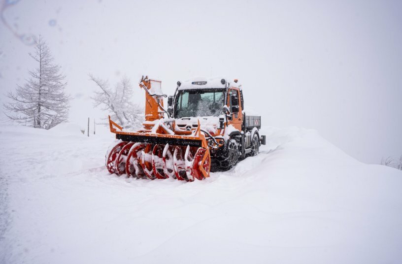 Mercedes-Benz Special Trucks developers help clear the Grossglockner High Alpine Road<br>IMAGE SOURCE: Daimler Truck AG