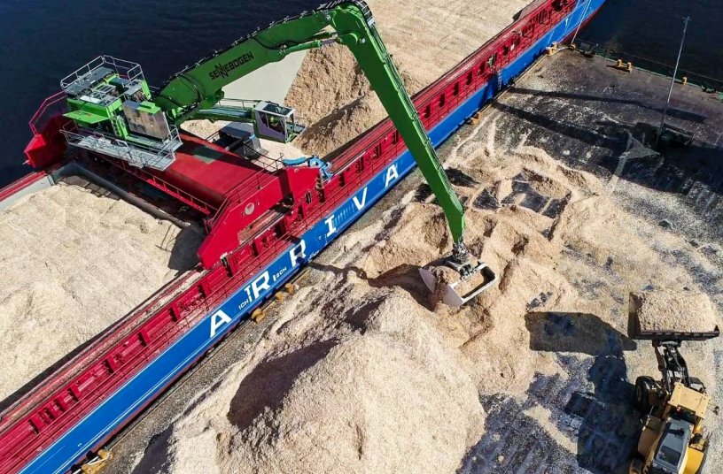 Der SENNEBOGEN 875 E kann dank einer verfahrbaren Traverse flexibel über den beiden Laderäumen verfahren, um auch schwerzugängliche Bereiche zu erreichen.<br>BILDQUELLE: SENNEBOGEN Maschinenfabrik GmbH
