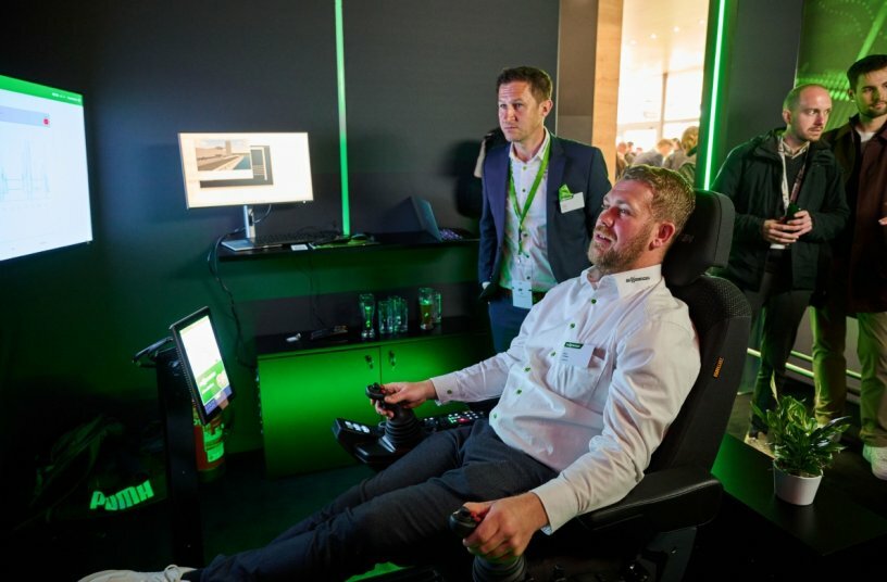 The new SENcon machine control system could be tested directly at the booth using a remote application. Visitors were able to move a material handler in Straubing.<br>IMAGE SOURCE: SENNEBOGEN Maschinenfabrik GmbH