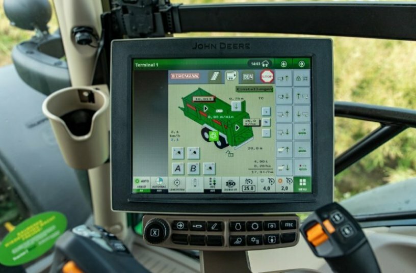 TIM – SpeedControl: Die Fahrgeschwindigkeit ändert sich bei konstanter Transportbodengeschwindigkeit (hier 0,9 m/min) und veränderter Ausbringmenge: Hier 2,1 km/h bei 25 t/ha Ausbringmenge. Vorher lag die Ausbringmenge bei 12,5 t/ha und die Fahrgeschwindigkeit bei 4,2 km/h. Der Transportboden hat die gleiche Geschwindigkeit von 0,9 m/min.<br>BILDQUELLE: Ludwig Bergmann GmbH