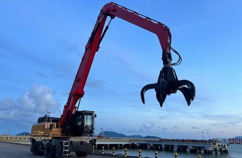 With an extended 17-meter loading equipment, the 40-ton material handler is ideal for heavy loading, lifting, and sorting tasks.<br>IMAGE SOURCE: SANY Europe GmbH