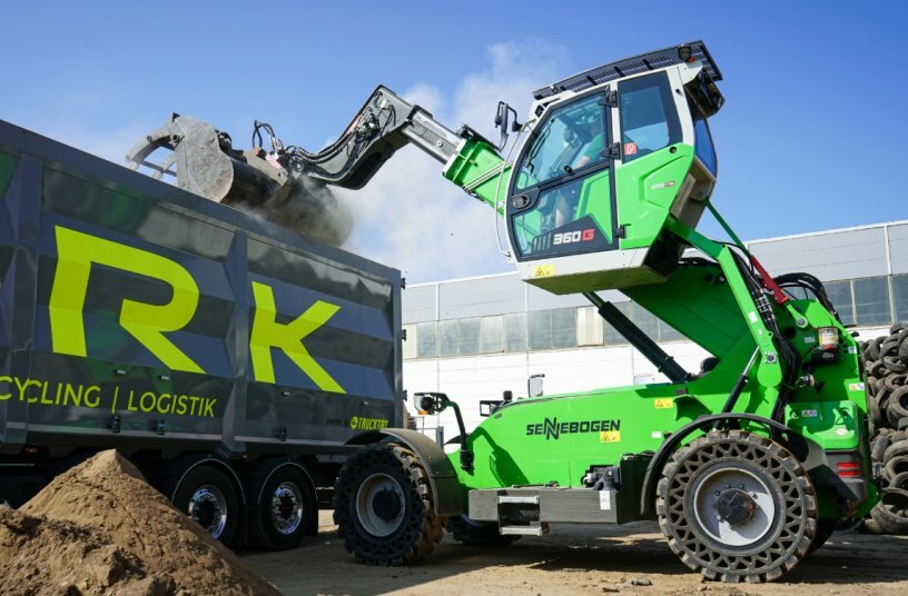 Compact on the move: The 360 G scores highly when loading in confined spaces.<br>IMAGE SOURCE: Sennebogen