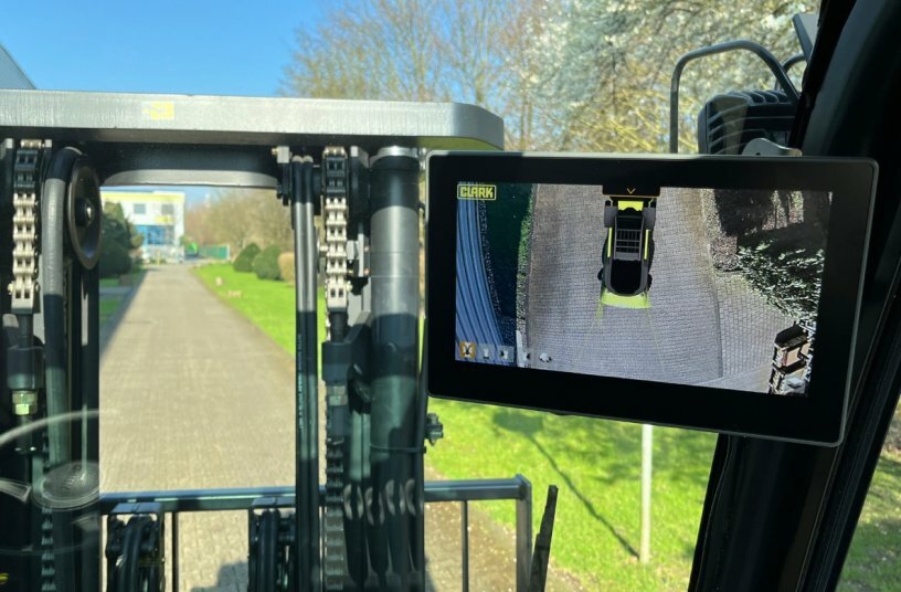The SafeView HD is a digital HD camera with 1280 x 720 pixels (16:9) and three wide-angle cameras (left/rear/right) installed on the truck, as well as a 10-inch touchscreen. The operator can choose between different views (bird's eye view, split screen view and 3D view)<br>IMAGE SOURCE: CLARK Europe GmbH