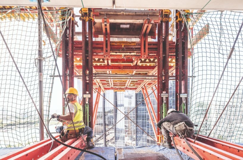 During the construction of the DC Tower 2 in Vienna, PERI's comprehensive safety portfolio is providing optimum protection on the construction site - a decisive contribution to the safe and efficient realisation of one of Austria's tallest buildings to date.<br>IMAGE SOURCE: PERI SE
