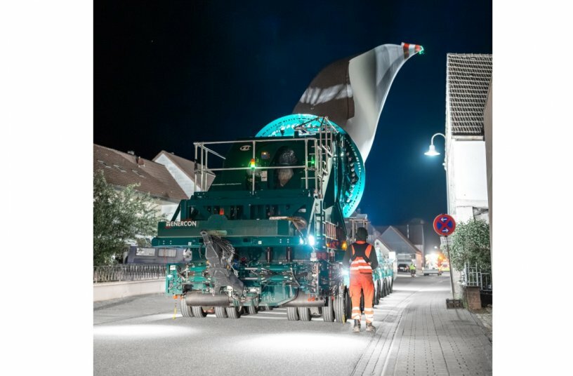 Between houses and streetlights – thanks to the BladeLifter’s lifting and tilting function, there is enough clearance even in narrow urban areas.<br>IMAGE SOURCE: TII Group