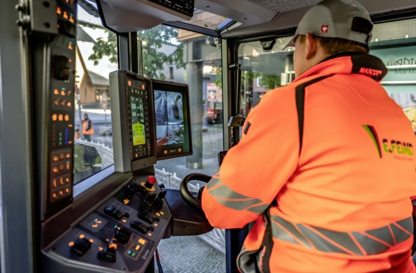 The laterally shiftable operator’s cabin of the Wirtgen guarantees an ideal overview from the milling machine.<br>IMAGE SOURCE: WIRTGEN GROUP