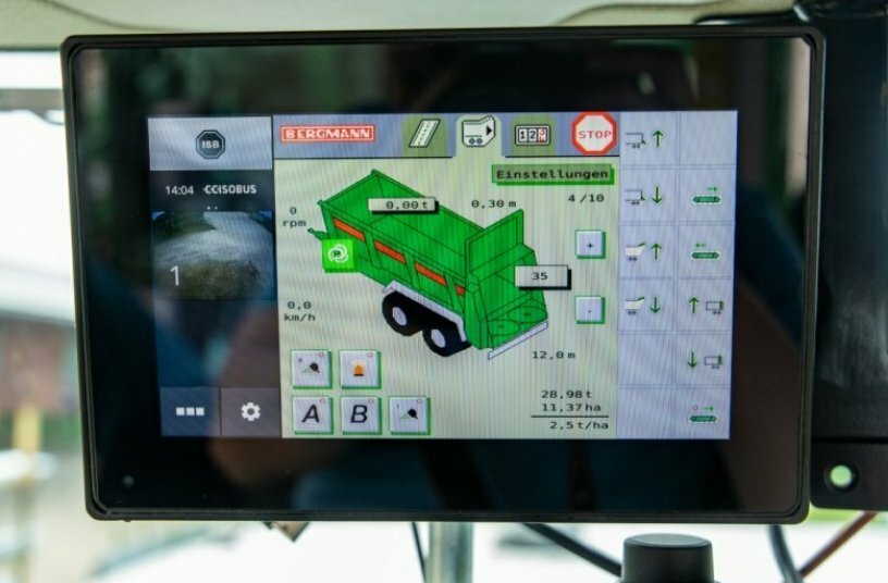 TIM – PTOControl: Ein- und Ausschalten der Transportboden- bzw. Streuautomatik aktiviert bzw. deaktiviert zusätzlich die Zapfwelle und regelt, sofern seitens Traktors möglich, die notwendige Drehzahl ein. Die Zapfwellendrehzahl kann dabei in Abhängigkeit zur Arbeitsbreite gewählt werden. Bei mechanischer Überlastung wird direkt die Zapfwelle ausgeschaltet.<br>BILDQUELLE: Ludwig Bergmann GmbH