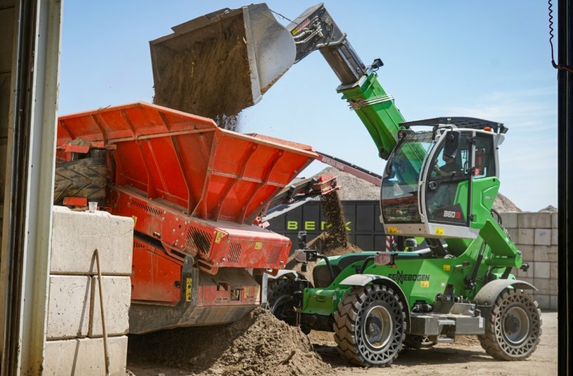 Short cycle times when feeding the screening plant thanks to a perfect overview and a lifting height of 8.5 meters.<br>IMAGE SOURCE: Sennebogen
