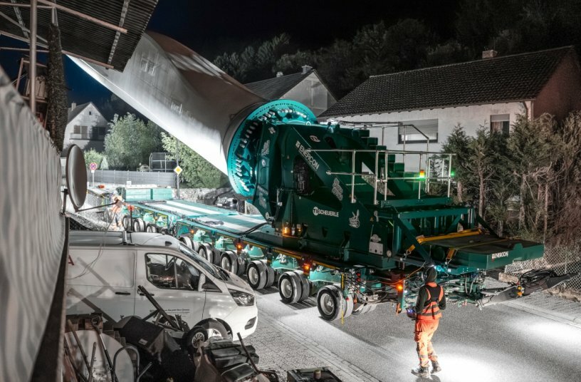 Precision work at night: Transporting the rotor blades through residential areas demands utmost attention and perfectly coordinated teamwork.<br>IMAGE SOURCE: TII Group