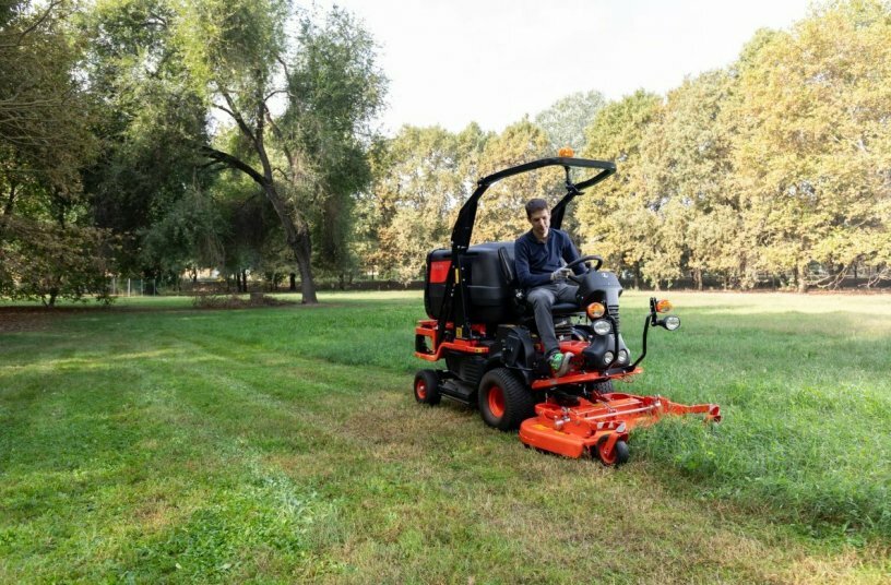 The FC3-221E is a versatile 2WD machine that offers the power and performance to tackle a wide range of turf applications<br>IMAGE SOURCE: Kubota (Deutschland) GmbH