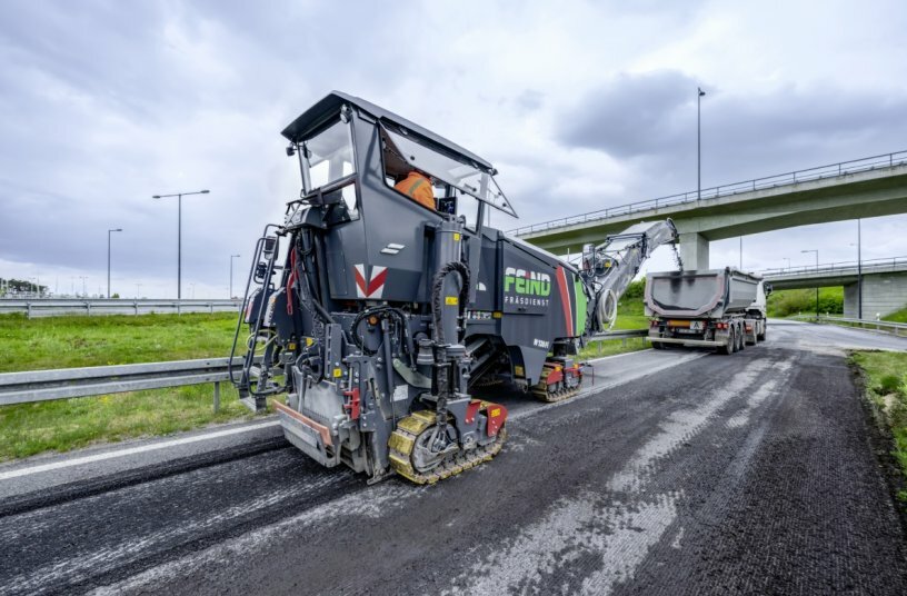 Soon after completion of the city centre project, the W 120 Fi was able to demonstrate its impressive performance again on the outskirts of Berlin.<br>IMAGE SOURCE: WIRTGEN GROUP