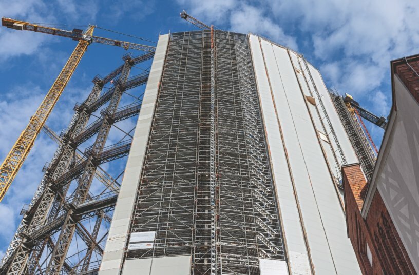 Completely enclosed inside and out to protect the surrounding area, the scaffold was moved around the gasometer in sections in a clockwise direction during the refurbishment phase.<br>IMAGE SOURCE: PERI SE