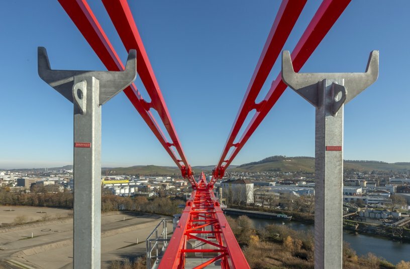 Erleichterungen bei der Montage bringen die Abstützungen für die Gegenauslegermontage (l.) und die Bolzendepots (o.).<br>BILDQUELLE: WOLFFKRAN GmbH