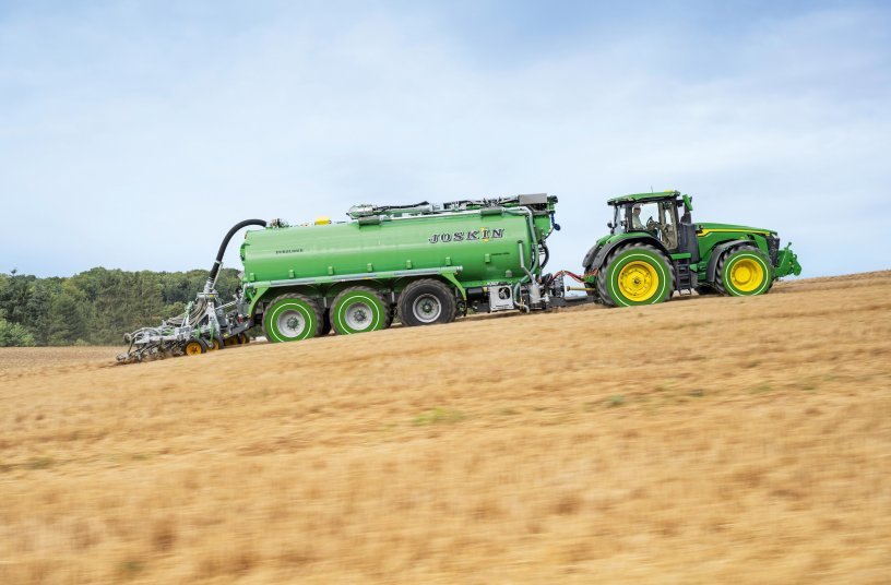 In combination with the Joskin axle drive, two axles of the slurry tanker are driven electrically and thus the weight of the tanker is utilised for traction <br> Image source: John Deere Walldorf GmbH & Co. KG