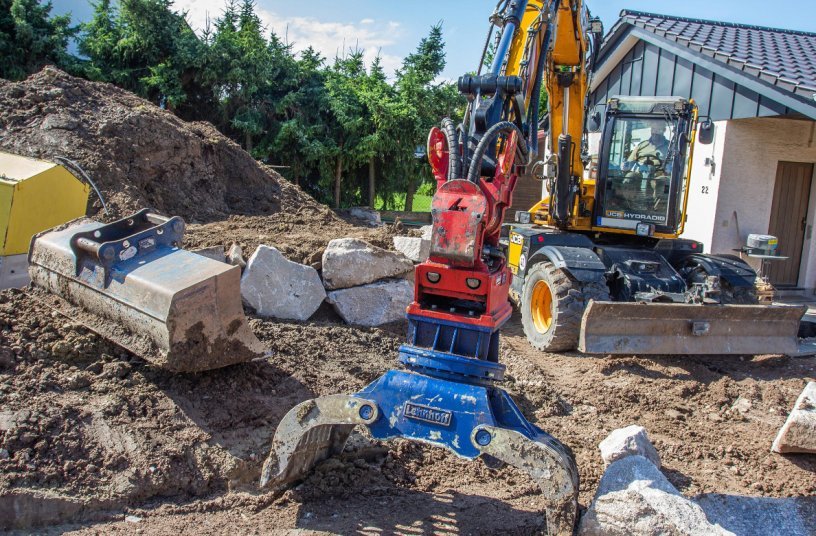 The contractor constantly switches between a CG 10 swivel ditching bucket and a CSG 100 demolition and sorting grab - both from Lehnhoff.<br>IMAGE SOURCE: Lehnhoff Hartstahl GmbH