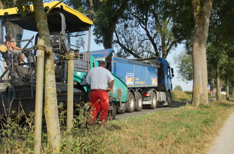 Fliegl Construction and Municipal Technology – Asphalt Profi-Thermo ASS 372 push-off semi-trailer for paving major avenues<br>IMAGE SOURCE: Fliegl Bau- & Kommunaltechnik GmbH