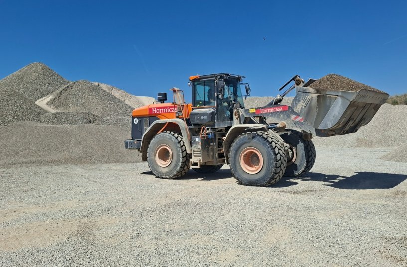 Hormicasa Canteras prioritizes productivity and fuel savings with the Develon DL420-7 loader