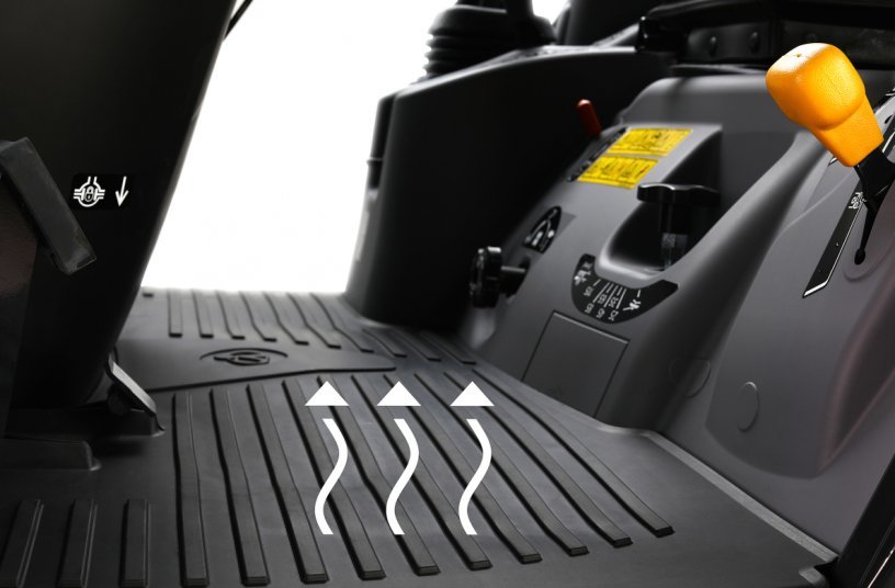 Die einzigartige Fußbodenheizung des TXGS 24 hält bei Kälte die Füße des Fahrers warm und sorgt für Sicherheit beim Bedienen der Pedale und beim Aussteigen.<br>BILDQUELLE: ISEKI-Maschinen GmbH