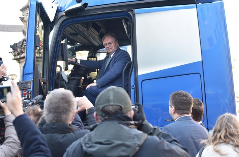 Dr. Reiner Haseloff, Ministerpräsident des Landes Sachsen-Anhalt<br>BILDQUELLE: Daimler Truck AG