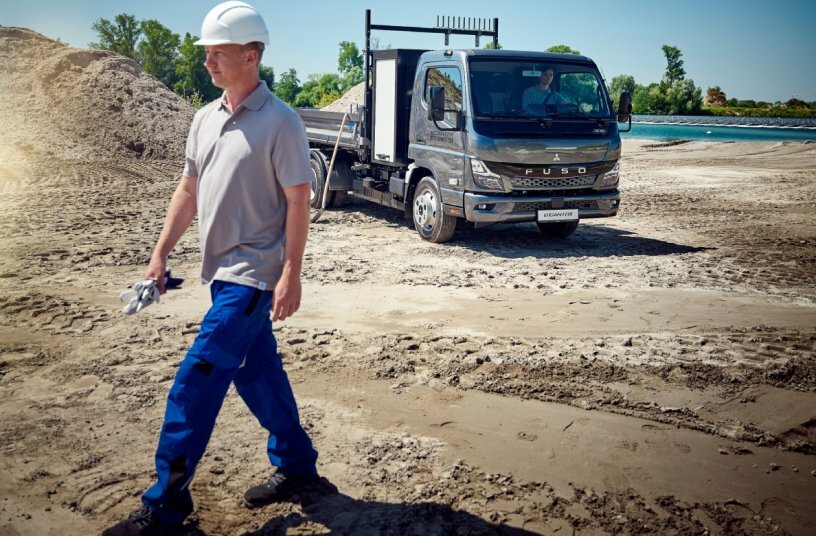 FUSO Next Generation eCanter with 3-Way-Tipper<br>IMAGE SOURCE: Daimler Truck AG