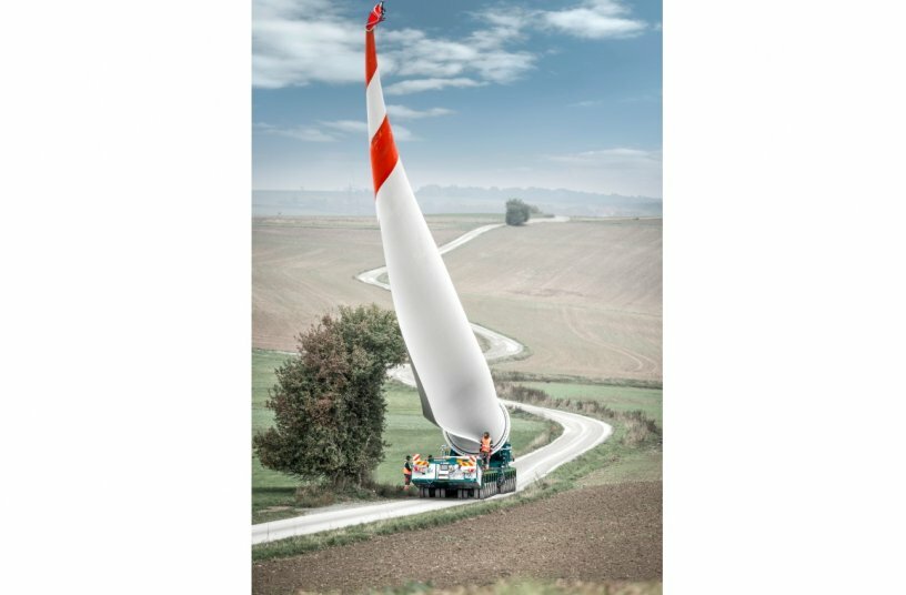 Safely through the curves: The team led by Björn Feddermann manoeuvres the rotor blade transport on its way to the Olsbrücken wind farm.<br>IMAGE SOURCE: TII Group