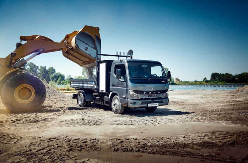 FUSO Next Generation eCanter with 3-Way-Tipper<br>IMAGE SOURCE: Daimler Truck AG