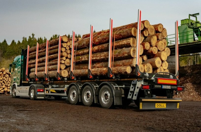 New LOGO 12 semi-trailer for round timber: the long-distance runner with off-road genes<br>IMAGE SOURCE: DOLL Fahrzeugbau GmbH