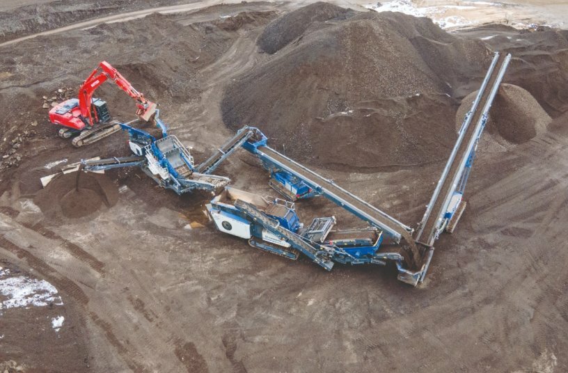 Der Kleemann Anlagenzug besteht hier aus der Grobstücksiebanlage MOBISCREEN MSS 502 EVO, dem Prallbrecher MOBIREX MR 100 NEO und zwei MOBIBELT Haldenbändern.<br>BILDQUELLE: WIRTGEN GROUP
