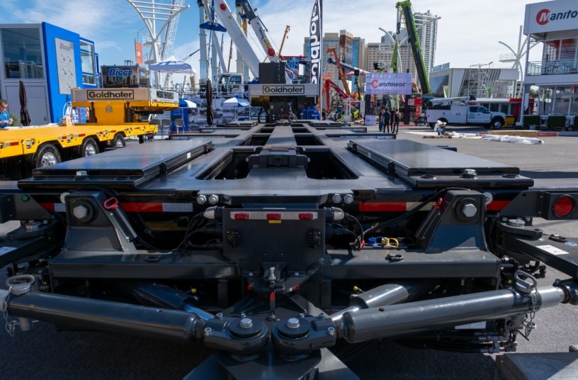 Quick width adjustment between 14 and 20 feet: The Goldhofer THP/DC<br>IMAGE SOURCE: Goldhofer