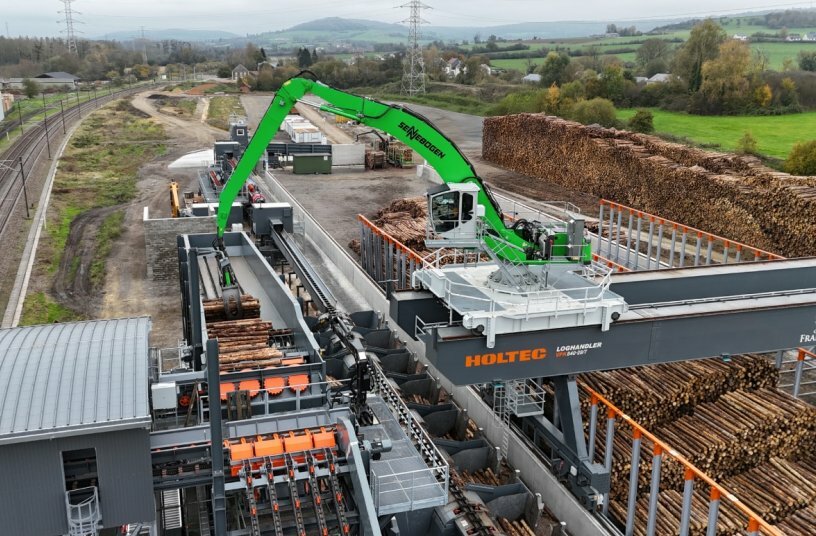 The large, curved windshield of the 840 E's cab guarantees the operator an optimal view of the log piles and maximum overview of the working area.<br>IMAGE SOURCE: SENNEBOGEN Maschinenfabrik GmbH