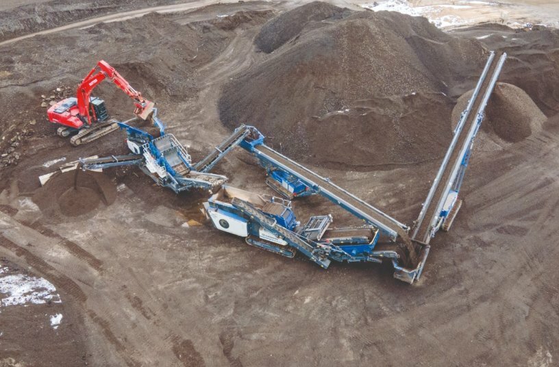 The Kleemann plant train here consists of a MOBISCREEN MSS 502 EVO scalper, a MOBIREX MR 100 NEO impact crusher and two MOBIBELT stackers.<br>IMAGE SOURCE: WIRTGEN GROUP