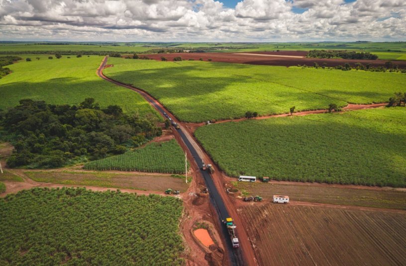 Machines and support from the Wirtgen Group: The Brazilian agricultural company Usina Alta Mogiana is paving its 60-kilometer network of roads leading to the sugarcane plantations.<br>IMAGE SOURCE: WIRTGEN GROUP