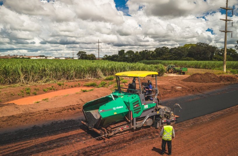Instead of hiring a construction company, the Brazilian agricultural business invested, among other things, in its own model SUPER 1400 Vögele paver.<br>IMAGE SOURCE: WIRTGEN GROUP