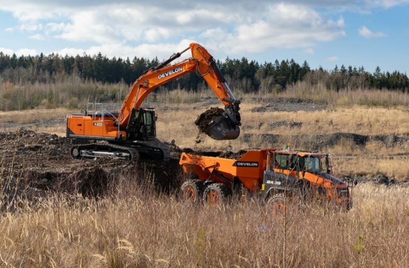 Develon DX400HD-9 and Develon DA30-7<br>IMAGE SOURCE: Develon
